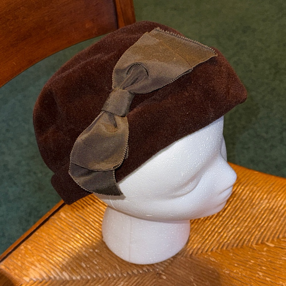 Vintage mid-century brown hat with large Bow accent UHCMW label, size 22, EUC